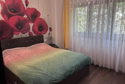Apartament cu 3 camere semidecomandat, mobilat în Rogerius