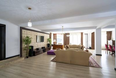 Casă individuală cu 10 camere cu Teren 925 Mp în Nufărul - 30