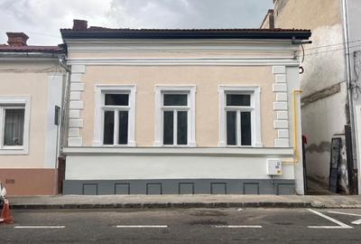 Casă individuală cu 5 camere cu Canalizare în Central - 1