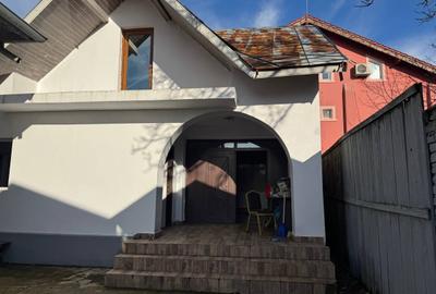 Casă cu 7 camere cu Teren 490 Mp în Central - 2