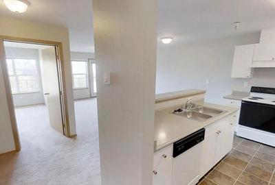 Apartament 3 camere, decomandat - zona Tractorul - 1