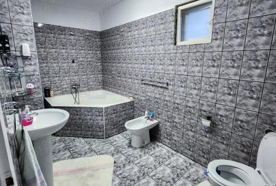 Vand Schimb Casa zona centrala, 2 apartamente separate, garaj, curte - 3