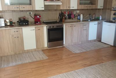 Casă cu 4 camere cu Teren 1000 Mp în Central - 1