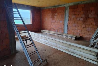 Casă cu 4 camere cu Teren 580 Mp în Oșorhei - 2