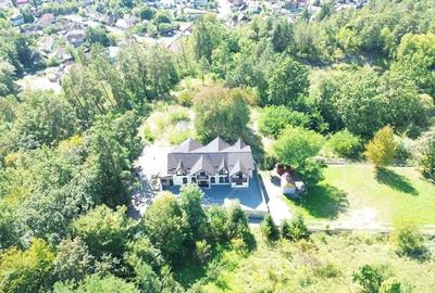 Casă cu 11 camere cu Teren 525 Mp în Central - 1