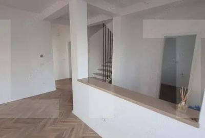 Casă cu 5 camere cu Teren 300 Mp în Dumbrăvița