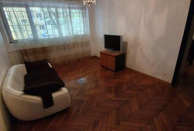 Apartament cu 3 camere decomandat, mobilat în Vitan