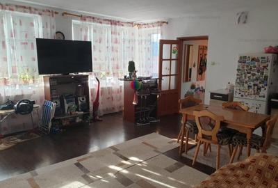 Casă cu 5 camere cu Canalizare în Central - 3