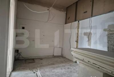 Casă cu 7 camere cu Teren 1021 Mp în Central
