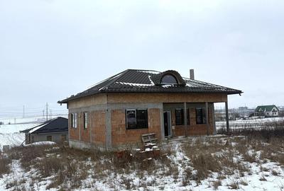 Casă cu 4 camere în Ipotești