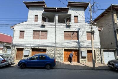 Casă individuală cu 8 camere cu Canalizare în Central - 1