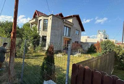 Casă cu 5 camere cu Teren 335 Mp în Mușcel