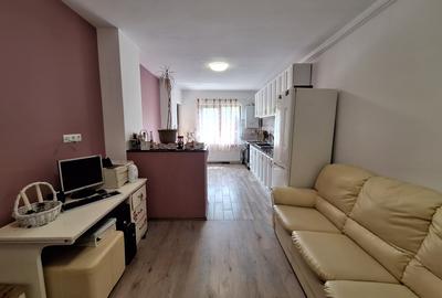 Apartament cu 3 camere semidecomandat, mobilat în Florești