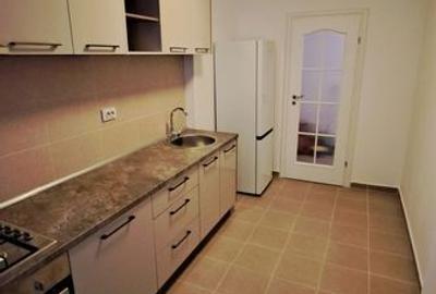 Garsonieră decomandată în Titan