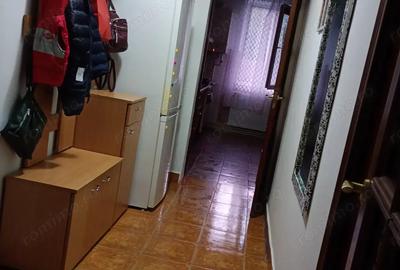 Vand apartament 3camere, decomandat, parter inalt,zona decebal - 3