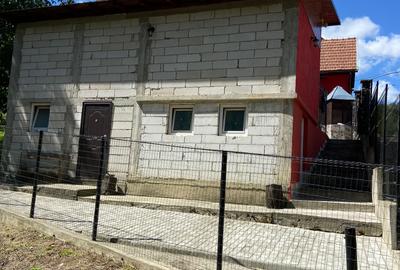 Casă cu 4 camere în Central - 2