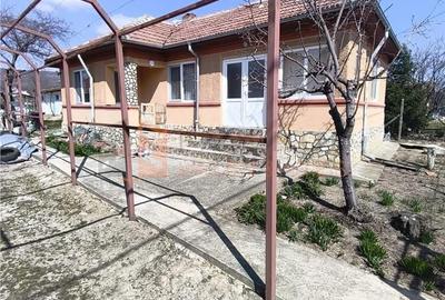 Casă cu 3 camere semidecomandat cu Teren 844 Mp în Pietroasele - 2