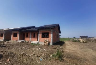 Duplex pe plan - 2 bai - canalizare - personalizare interioara - bucatarie inchi - 6