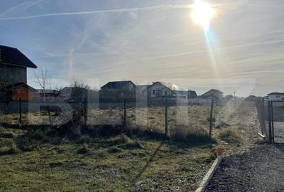 Teren intravilan imprejmuit cu o suprafata de 1212 mp, zona - 1