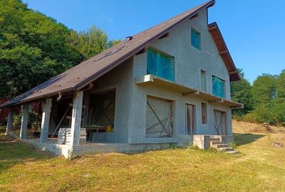 Casă cu 6 camere cu Teren 1000 Mp în Dobrogostea - 1