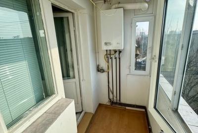 Apartament cu 3 camere semidecomandat în Podu Roș