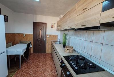 Apartament cu 3 camere decomandat în Tractorul