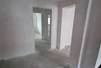 A 36 Apartament modificat , Cora ,etajul 1 ,confort 1 ,cu balcon inchis ?i centrala ,3 camere , - 4