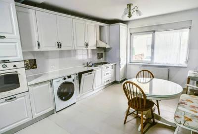 Apartament cu 3 camere decomandat în Cetate