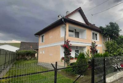 Casă cu 4 camere în Central - 2