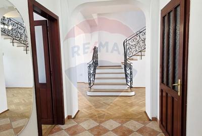 Casă cu 7 camere cu Teren 198.92999267578 Mp în Floreasca - 2