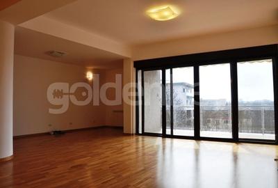 Apartament spatios si luminos cu 4 camere
