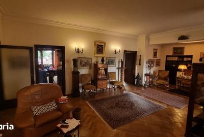 Apartament cu 5 camere, mobilat în Central
