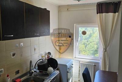 Apartament cu 3 camere semidecomandat în Km 4 - 5