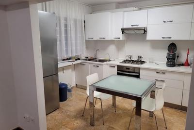 Apartament cu 3 camere decomandat în Romană