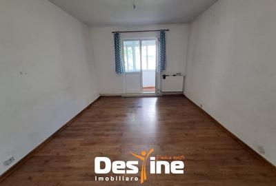 Apartament cu 3 camere semidecomandat în Dacia