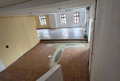 Spațiu comercial, de 120 mp, în Central - 6