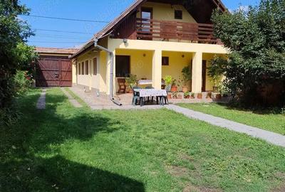 Casă cu 5 camere cu Teren 1100 Mp în Petrești - 1