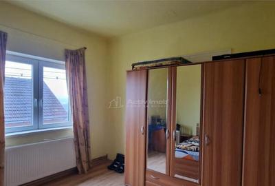 Resita Casa la Pret de Apartament,Parter, Etj 1 si Pod, Zona - 2