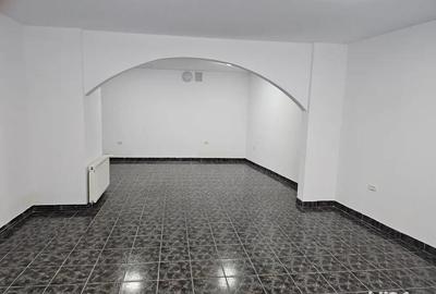 Spațiu comercial, de 80 mp, în Central - 4