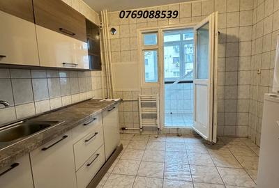Apartament cu 3 camere semidecomandat în Rahova
