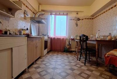 Apartament cu 3 camere decomandat în Obor