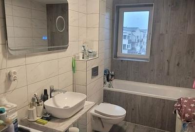 Apartament cu 3 camere decomandat în Tractorul - 3