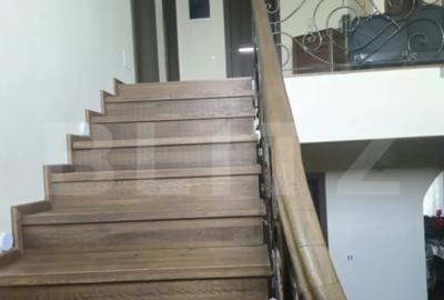 Casă cu 7 camere cu Teren 1170 Mp în Central