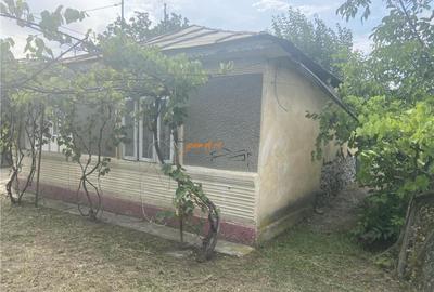 Casa si teren de in Suraia, zona Cimitirul central ,2087 mp - 2