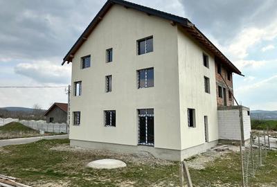 Casă cu 4 camere în Șimian - 3