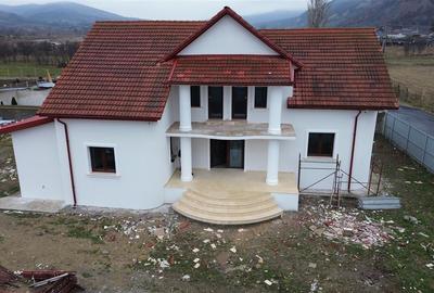 Vila deosebita Parter + Mansarda de vanzare in Odobesti - 2