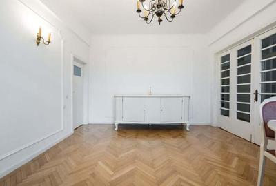 Apartament cu 3 camere semidecomandat în P-ța Universității