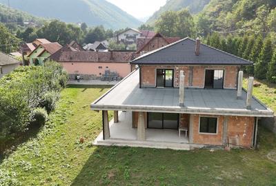 Casa de lux, cu vedere panoramica asupra muntilor, 2600mp teren Gura Raului - 2