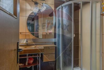 Casă cu 4 camere cu Teren 5576 Mp în Bunești - 1