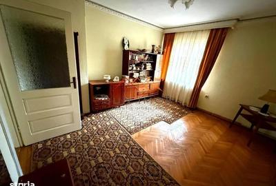 Casă cu 4 camere în Central